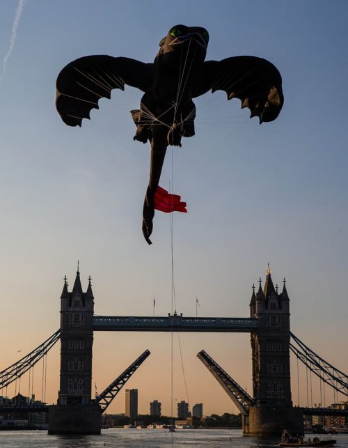 Toothless flying down The Thames
